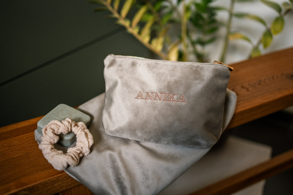 CHOSEN BEFORE TIME - bestickte Kosmetiktasche in Samtoptik