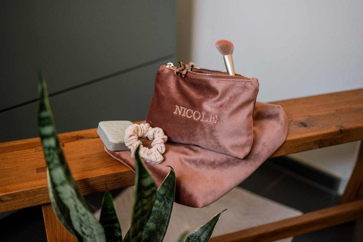CHOSEN BEFORE TIME - bestickte Kosmetiktasche in Samtoptik
