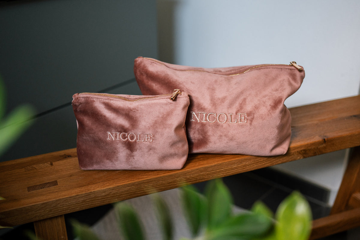 CHOSEN BEFORE TIME - bestickte Kosmetiktasche in Samtoptik