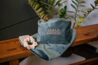 CHOSEN BEFORE TIME - bestickte Kosmetiktasche in Samtoptik