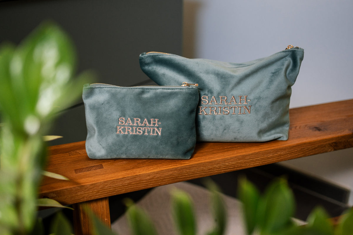 CHOSEN BEFORE TIME - bestickte Kosmetiktasche in Samtoptik