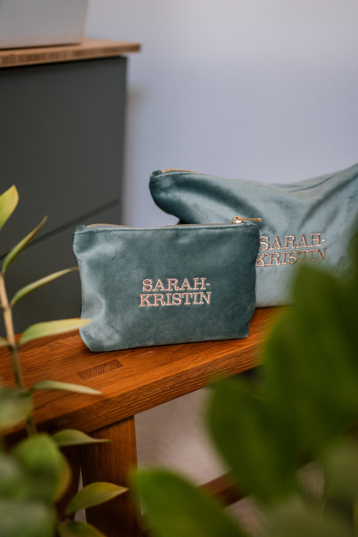 CHOSEN BEFORE TIME - bestickte Kosmetiktasche in Samtoptik