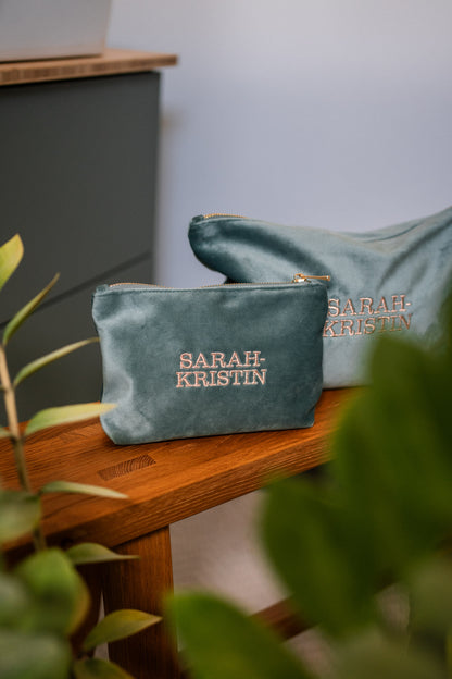 CHOSEN BEFORE TIME - bestickte Kosmetiktasche in Samtoptik