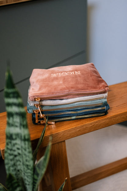 CHOSEN BEFORE TIME - bestickte Kosmetiktasche in Samtoptik
