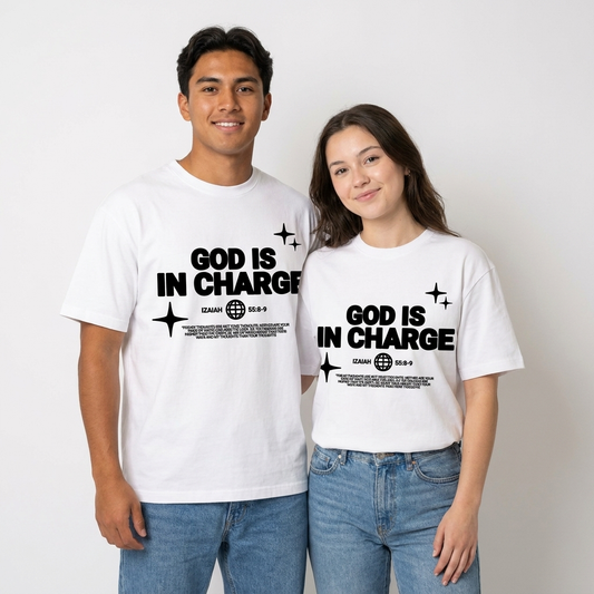 GOD IS IN CHARGE weiß – Regular Shirt