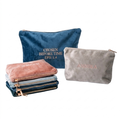 CHOSEN BEFORE TIME - bestickte Kosmetiktasche in Samtoptik