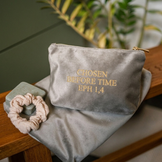 CHOSEN BEFORE TIME - bestickte Kosmetiktasche in Samtoptik